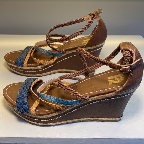 Wedge, criss cross straps. - Picture 4 of 6